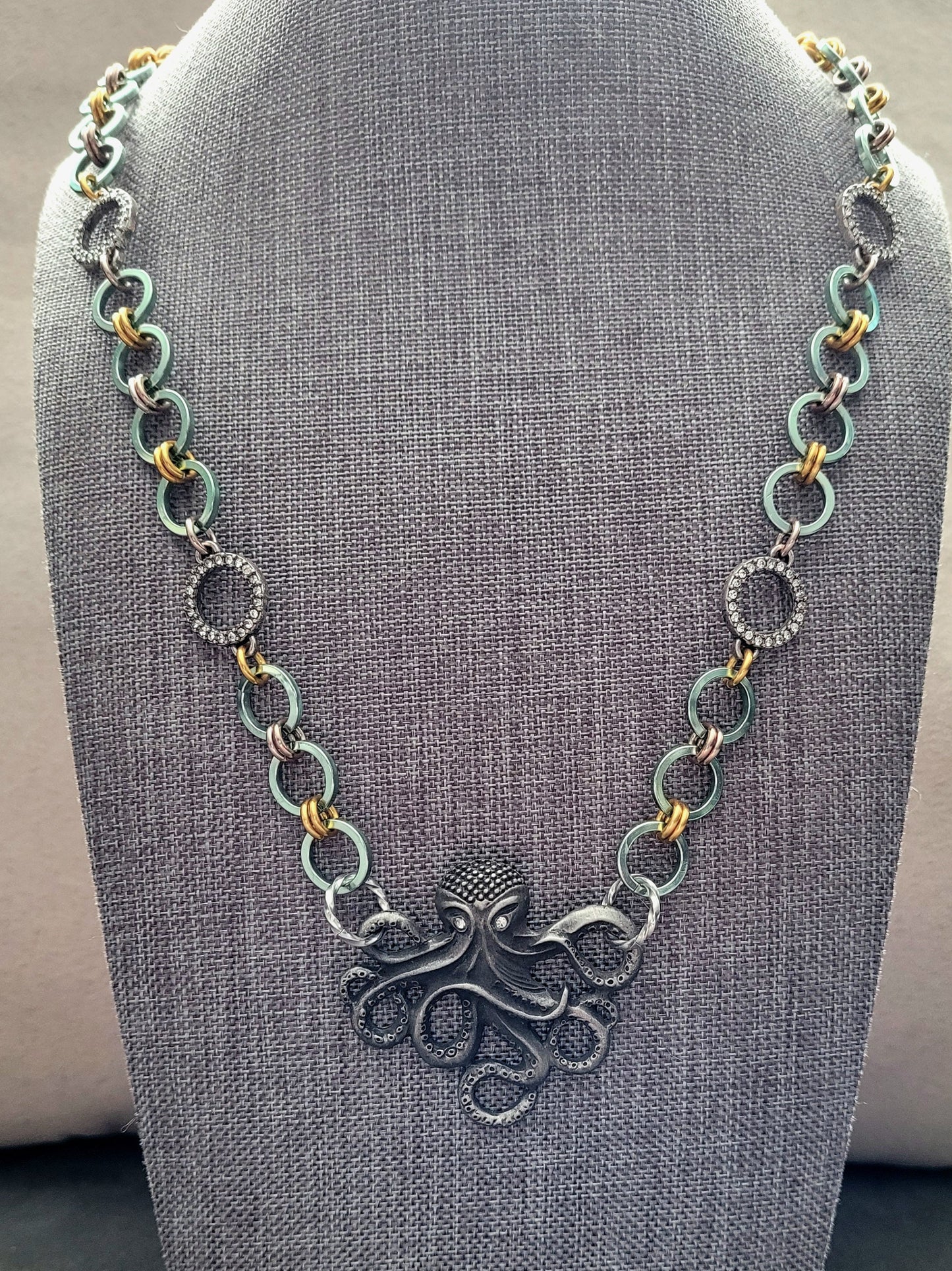 Octo-fabulous seafoam green chainmaille necklace