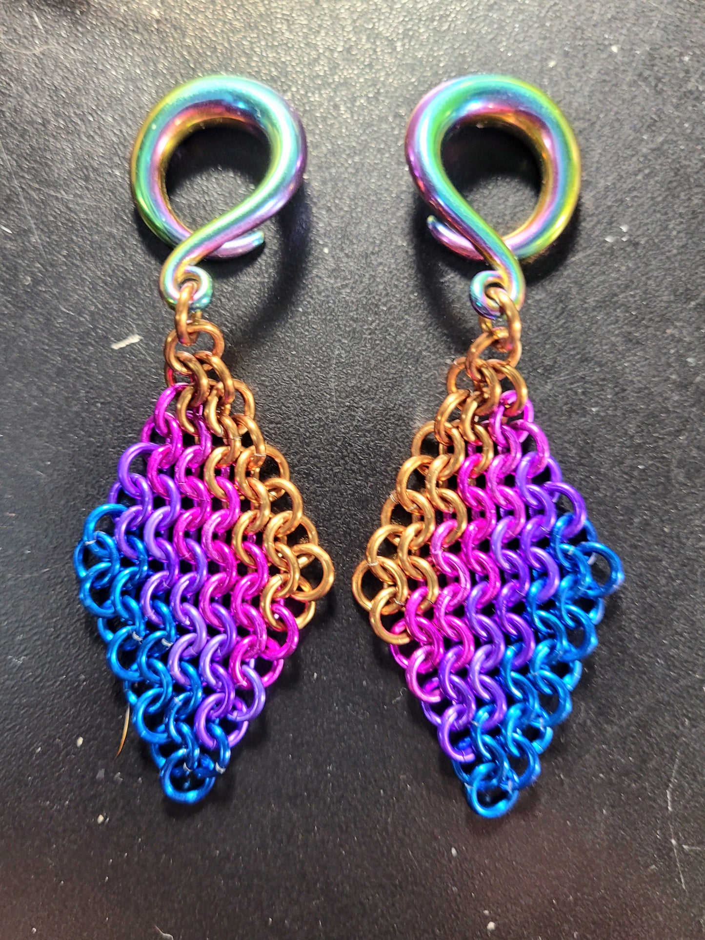 Vivid Gradient Gauged Dangles